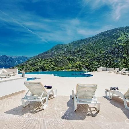 Luxury 1 Bedroom Apartment With Cozy Garden D2-2 In Morinj Kotor Kültér fotó