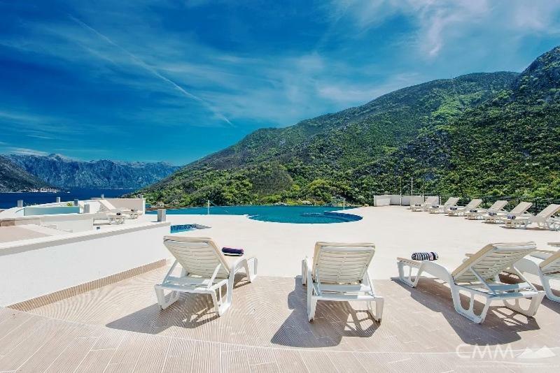 Luxury 1 Bedroom Apartment With Cozy Garden D2-2 In Morinj Kotor Kültér fotó